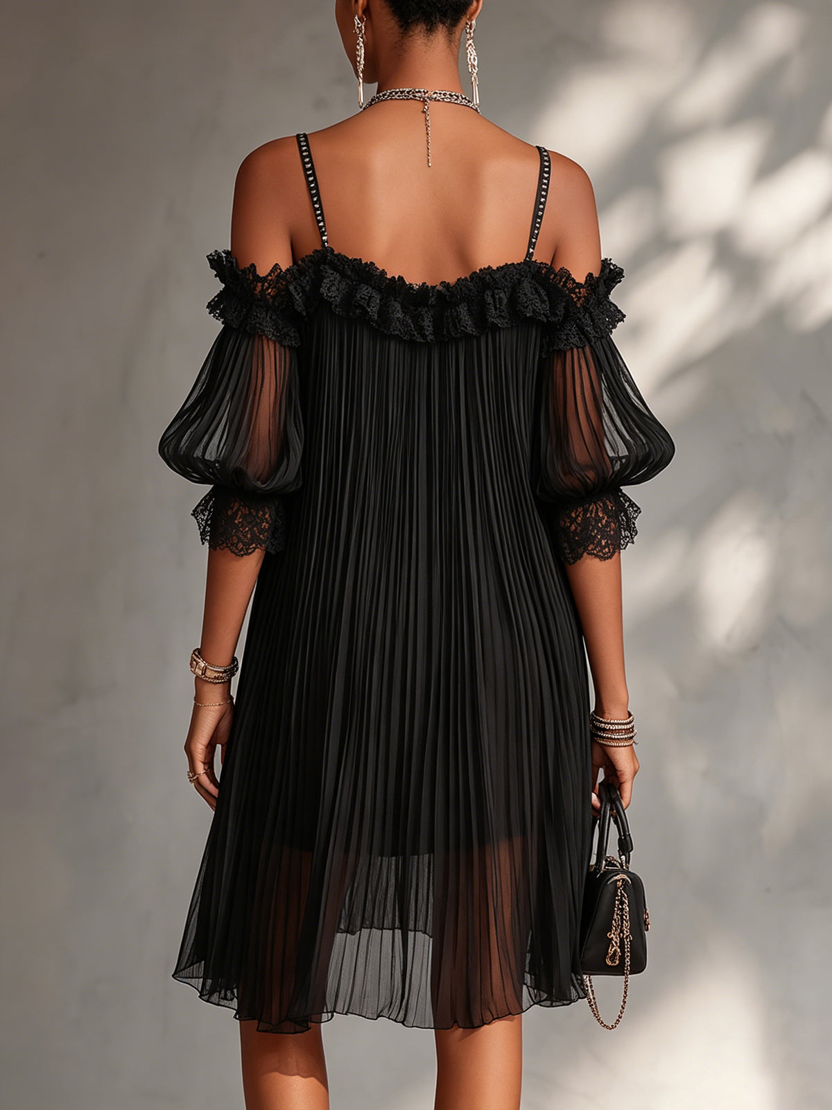 Minivestido Negro con hombros descubiertos, gasa y remate de encaje - Negro