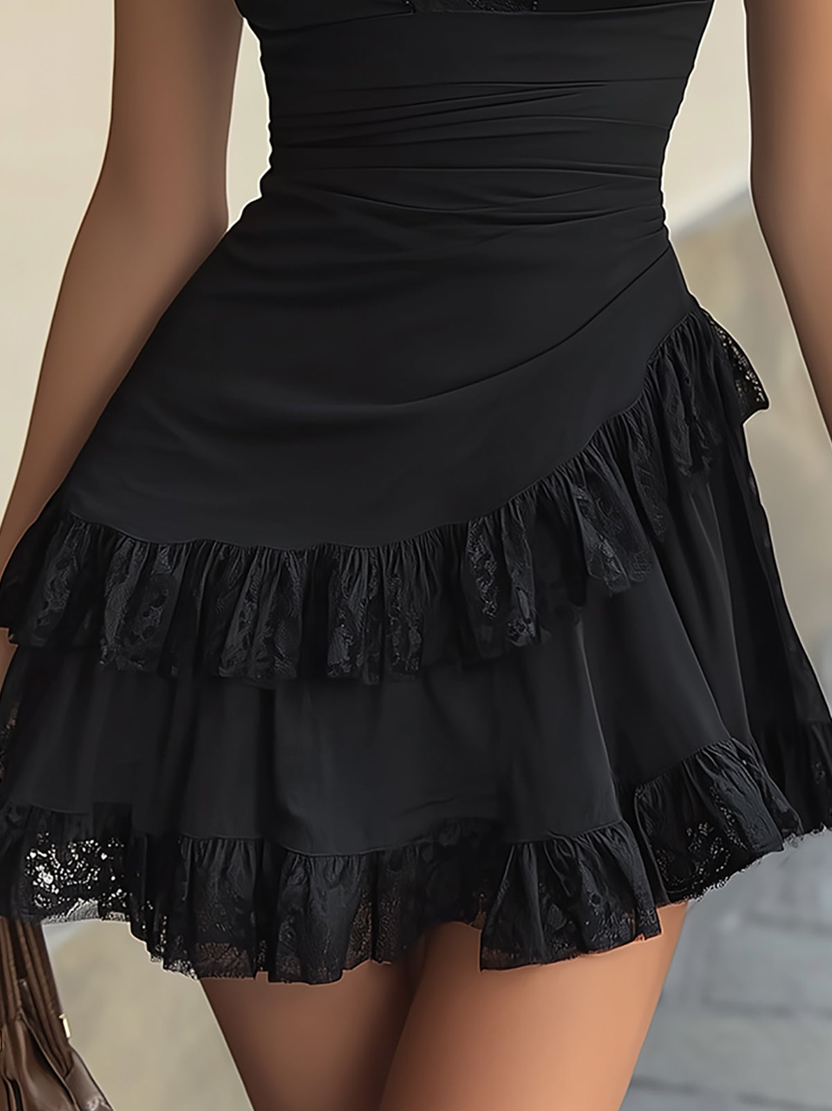 Minivestido Negro con encaje, escote en V y volante - Negro