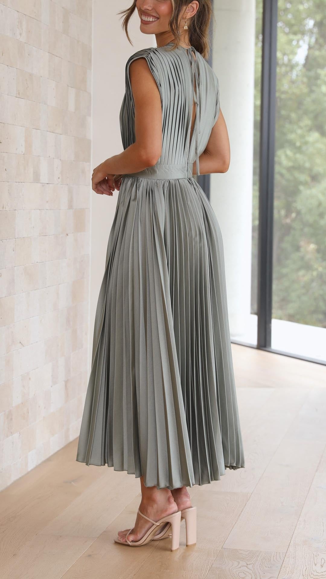 Vestido Midi Elegante con satén, plisado, escote en V y caída fluida - Rojo Teja