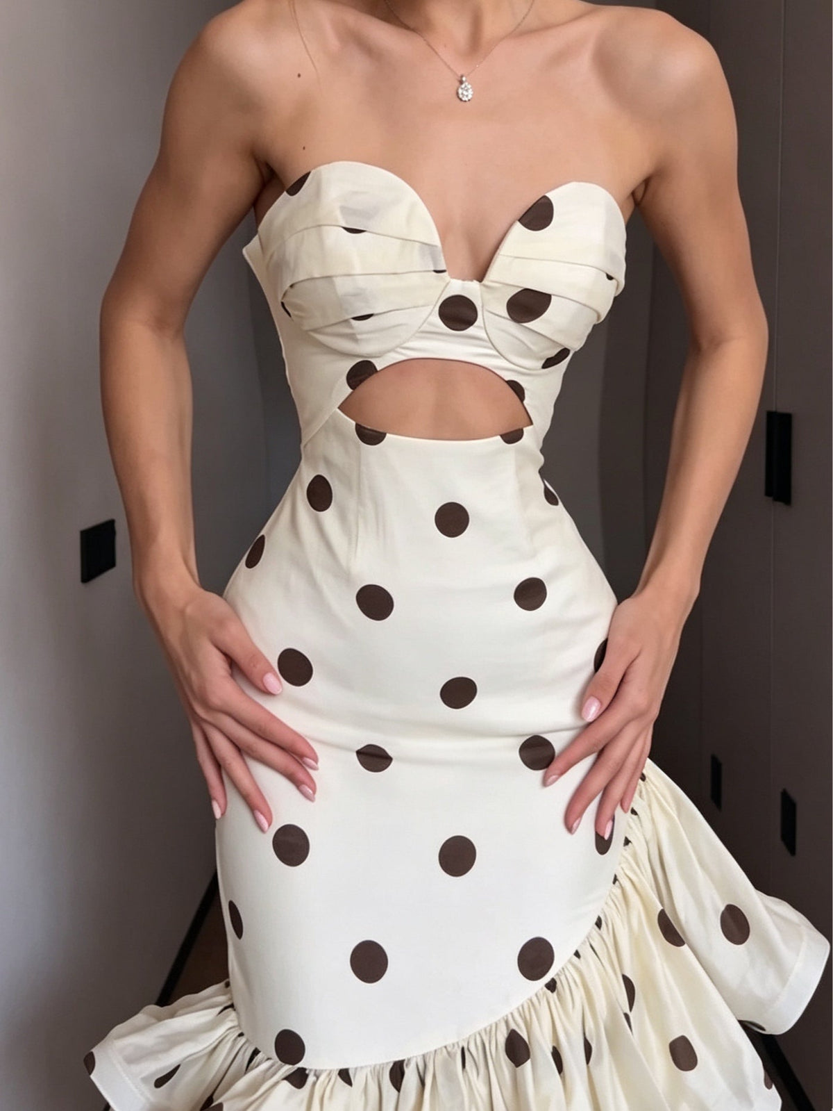 Vestido de Fiesta Elegante Blanco con lunares, cut out y palabra de honor - Blanco