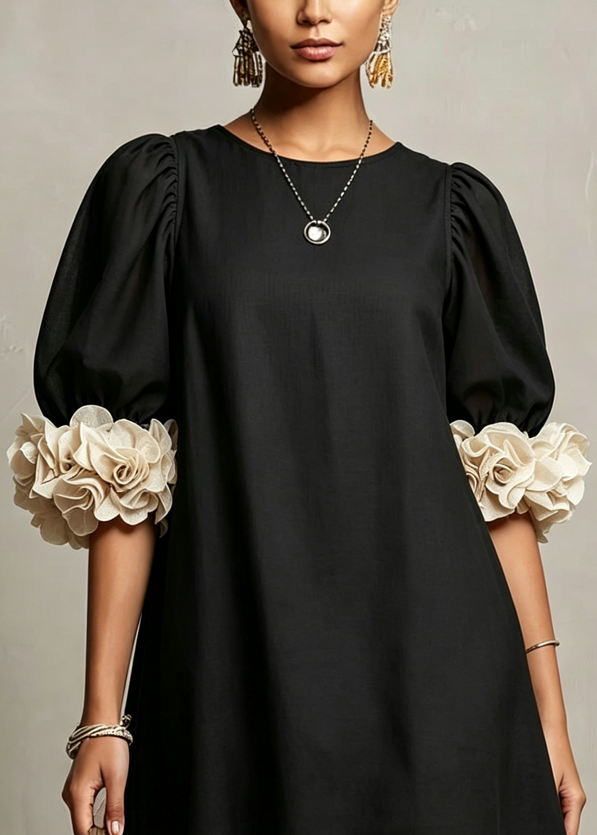 Minivestido Negro Corte Holgado con manga abullonada, flores en 3D y apliques - Negro