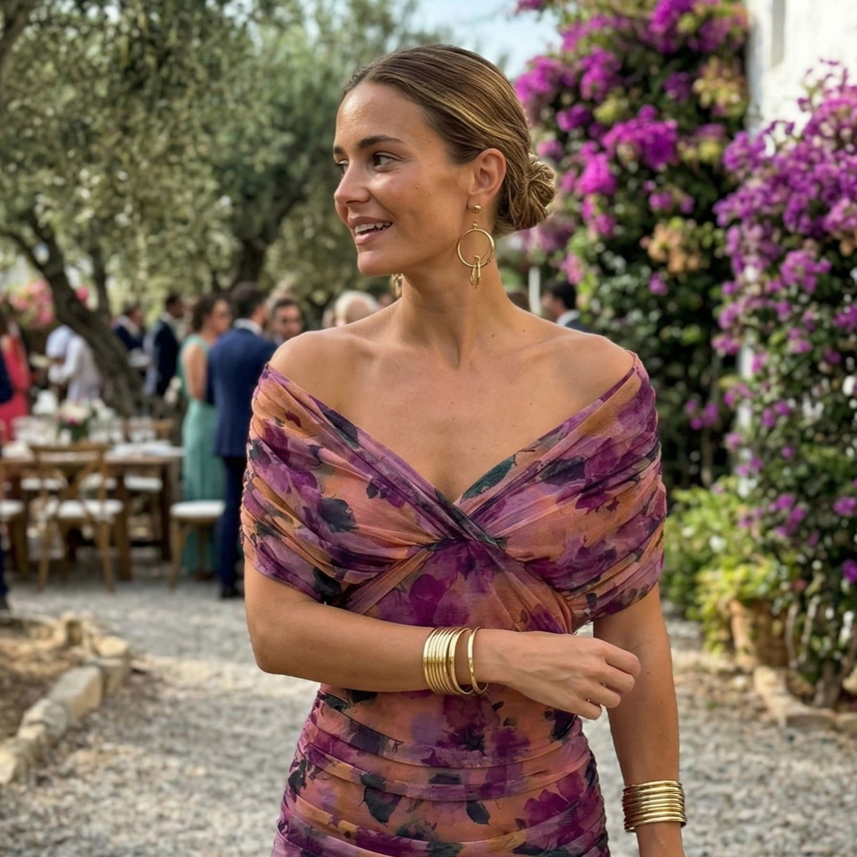 Μακρύ φόρεμα με ντεκολτέ σε σχήμα V