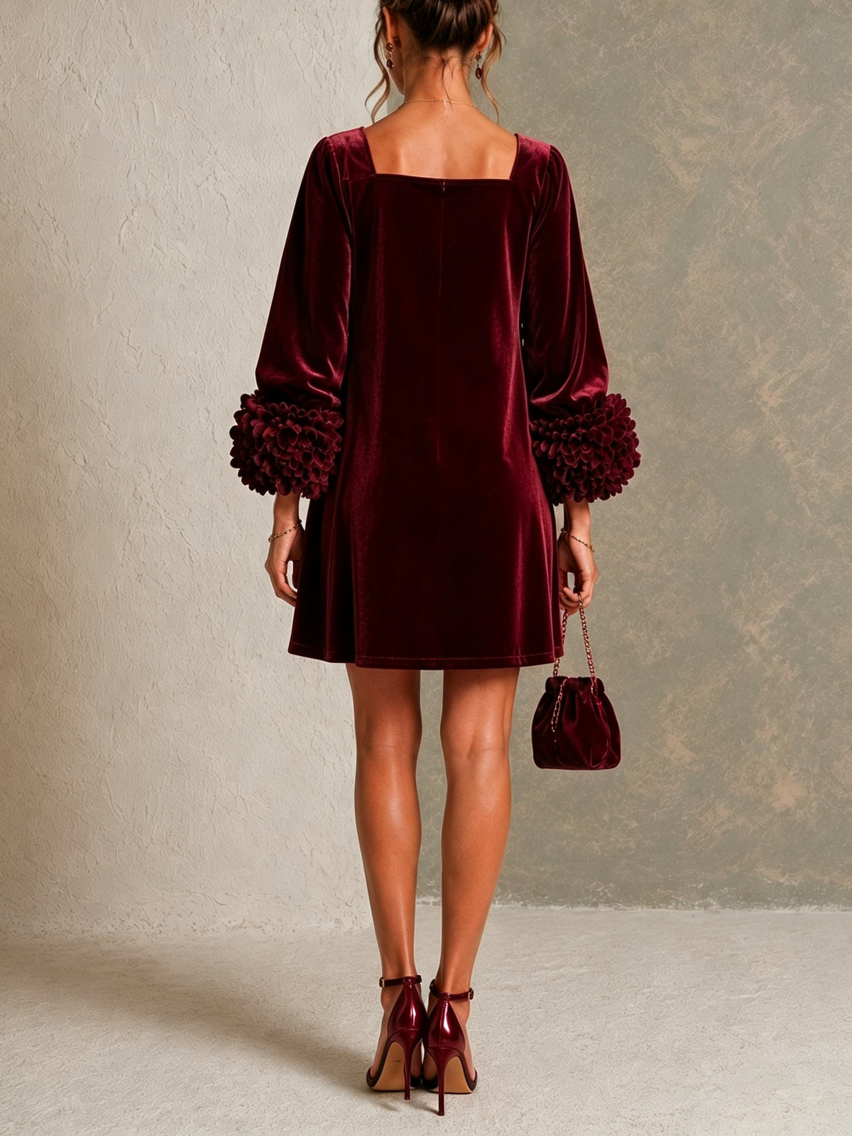 Minivestido Burdeos con terciopelo, botones delanteros, puños y floral - Burdeos