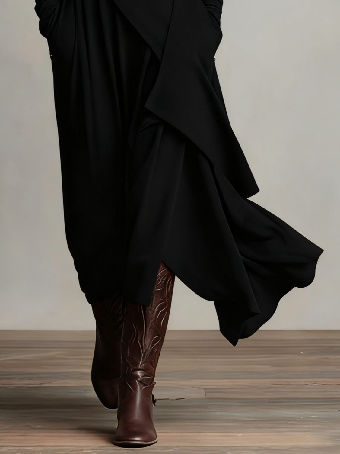 Vestido Largo con cuello alto, corte asimétrico, plisado y encaje - Negro