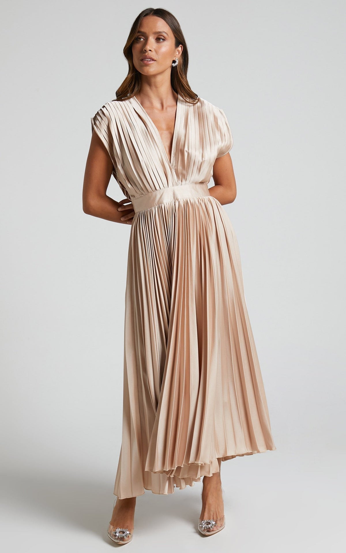 Vestido Midi Elegante con satén, plisado, escote en V y caída fluida - Marrón