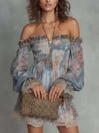 Vestido Estampado Romántico Azul con hombros descubiertos, fruncido, gasa y floral - Azul