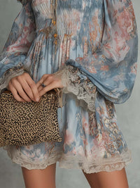 Vestido Estampado Romántico Azul con hombros descubiertos, fruncido, gasa y floral - Azul