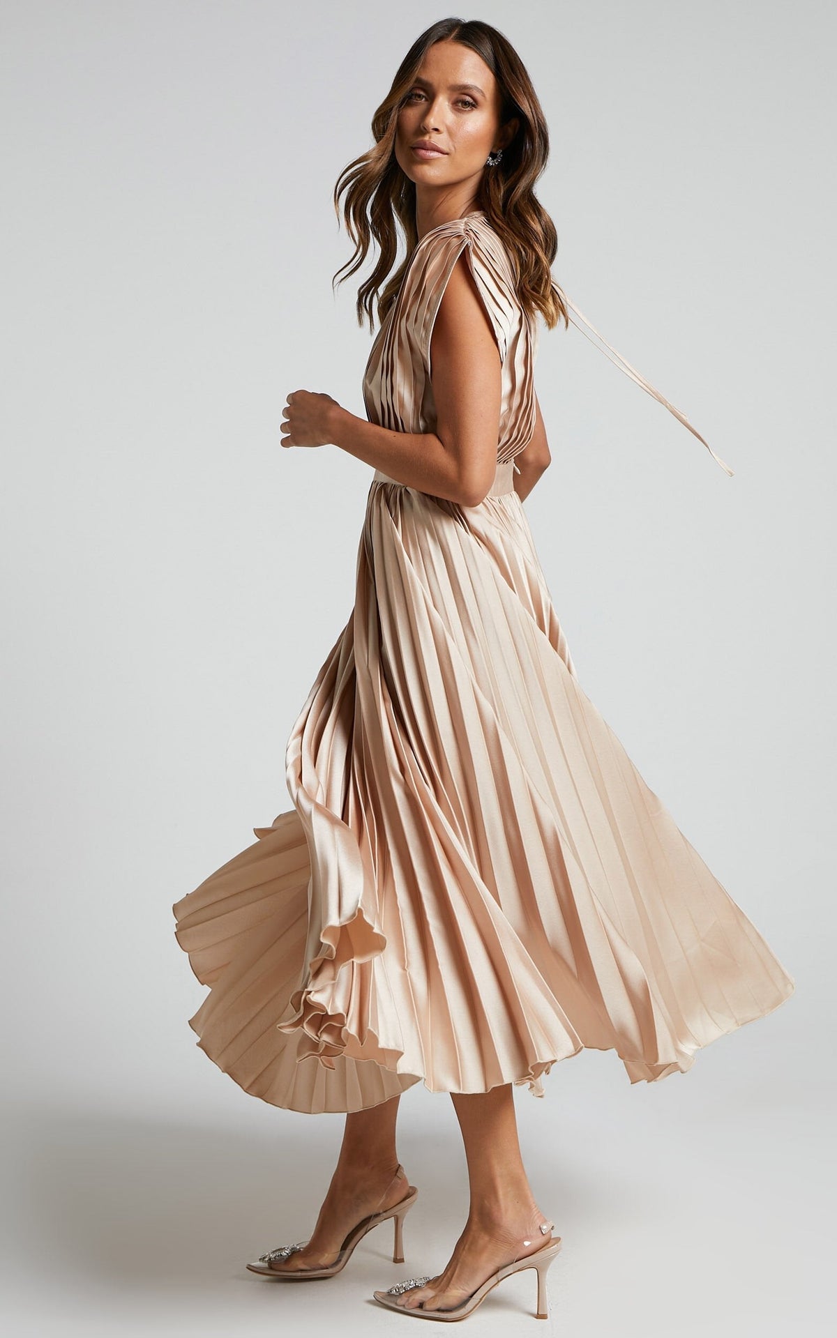 Vestido Midi Elegante con satén, plisado, escote en V y caída fluida - Morado