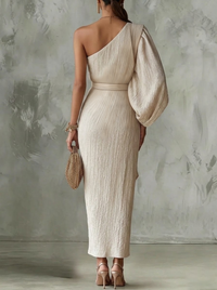 Vestido Largo Beige con corte asimétrico, un solo hombro, plisado y drapeado - Beige