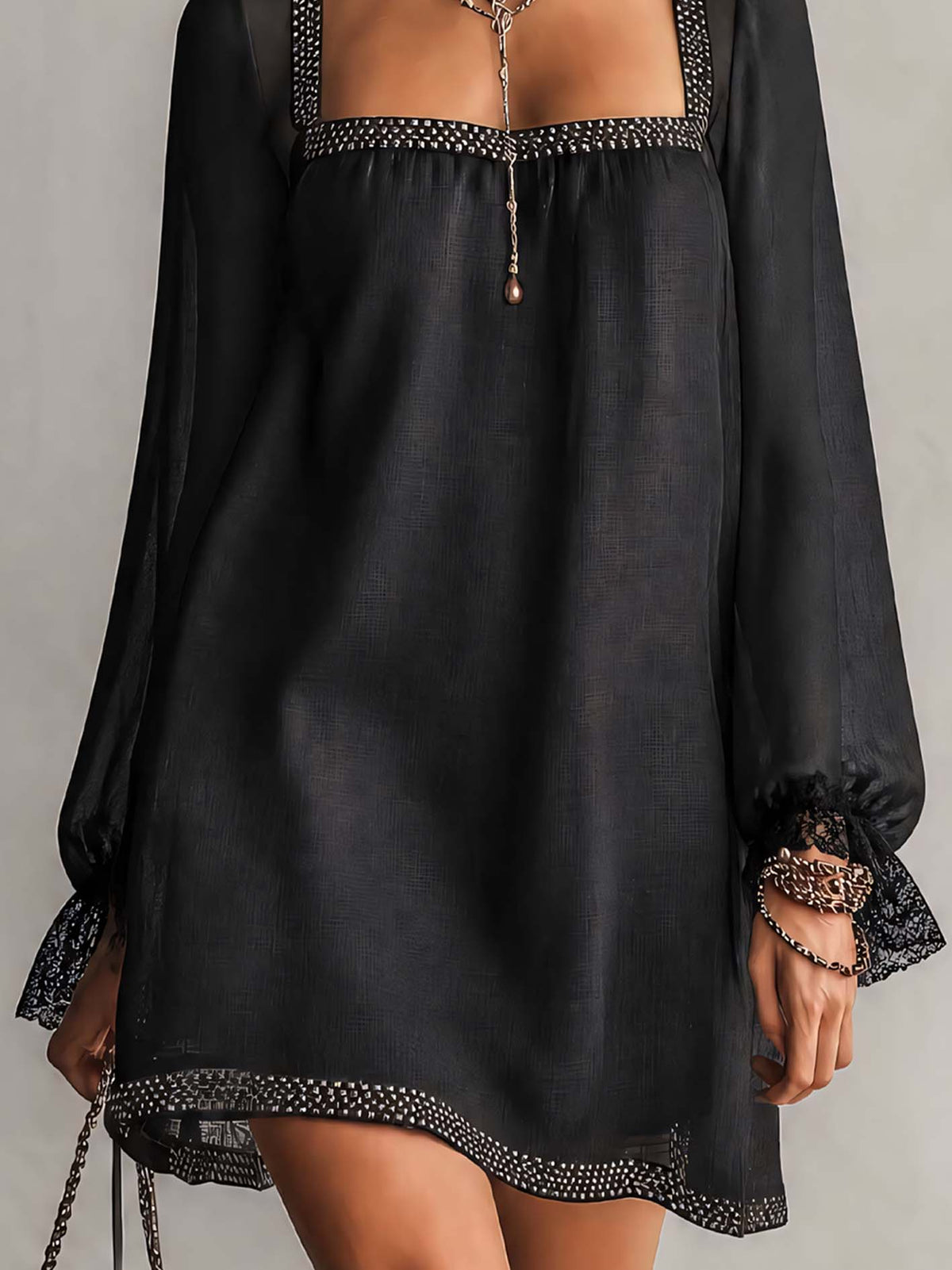 Minivestido Negro con strass, ribete, escote cuadrado y encaje - Negro