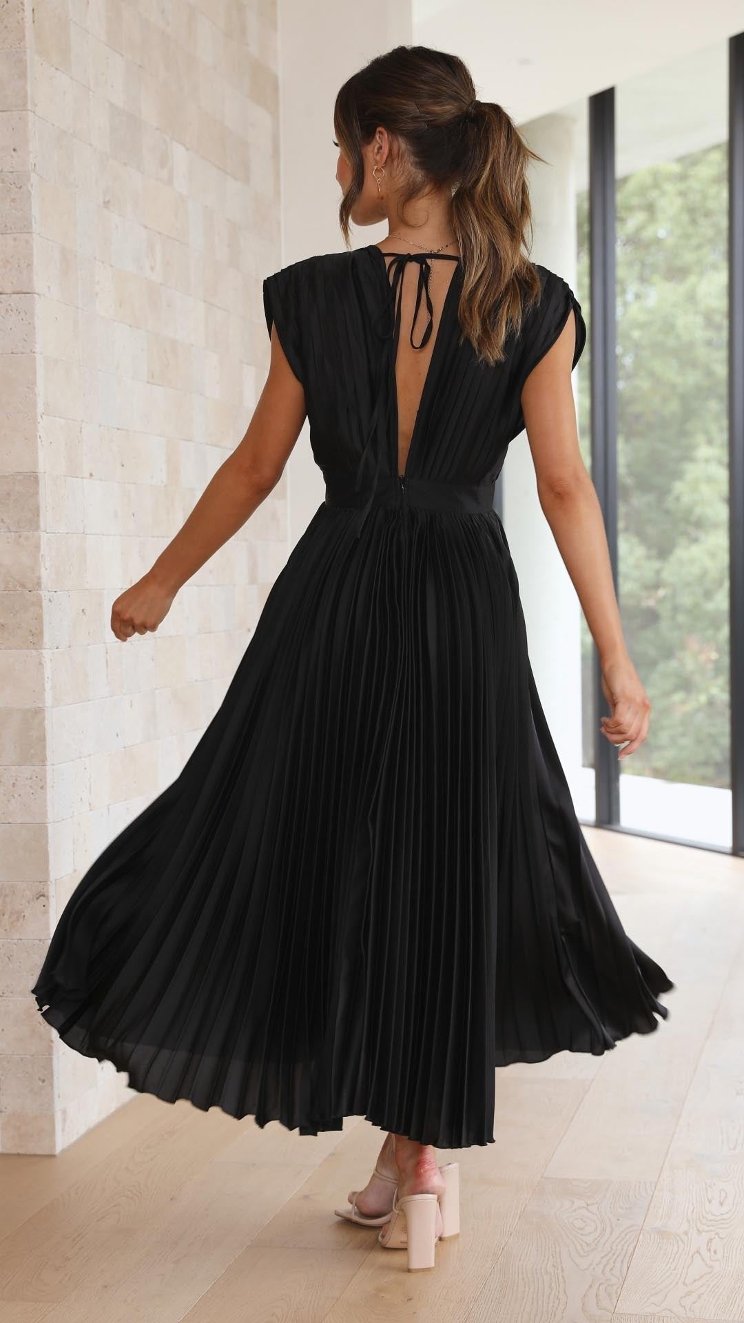 Vestido Midi Elegante con satén, plisado, escote en V y caída fluida - Negro