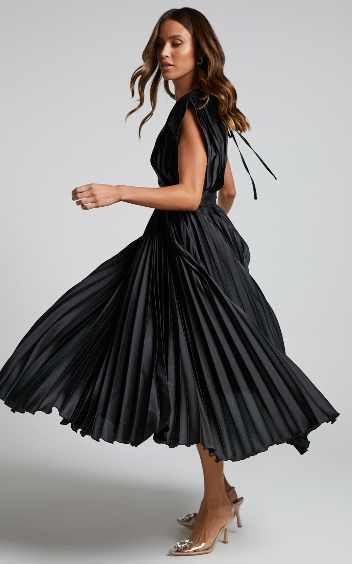 Vestido Midi Elegante con satén, plisado, escote en V y caída fluida - Negro