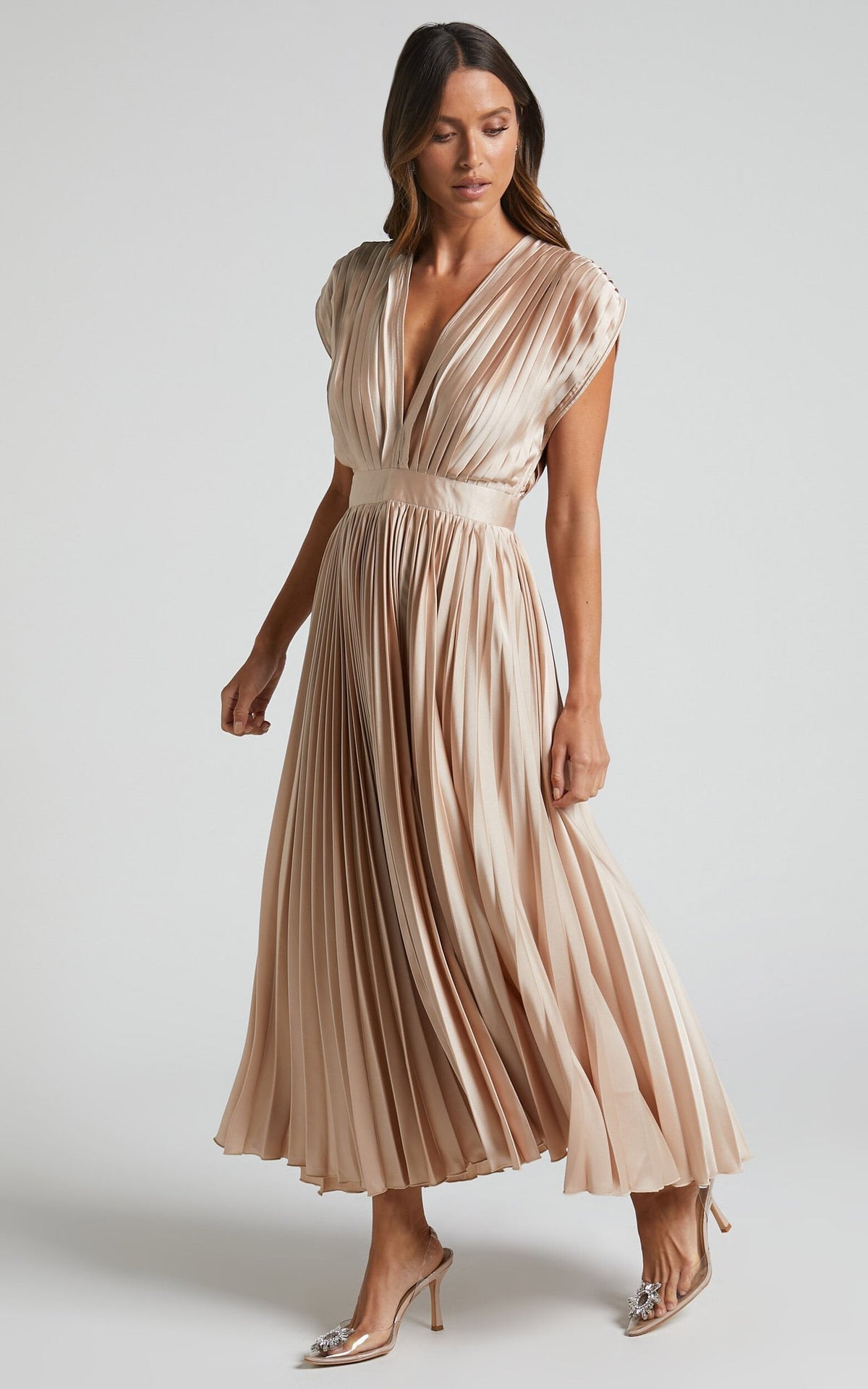 Vestido Midi Elegante con satén, plisado, escote en V y caída fluida - Marrón
