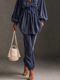 Blusa Azul Marino con terciopelo, lazo, escote en V y manga farol - Azul Marino