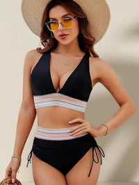 Bikini con escote en V y cordón de ajuste - Negro