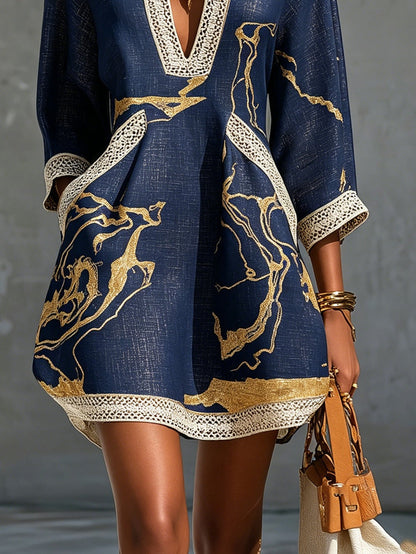 Vestido Mini Azul Marino con Estampado Dorado y Encaje de Ganchillo