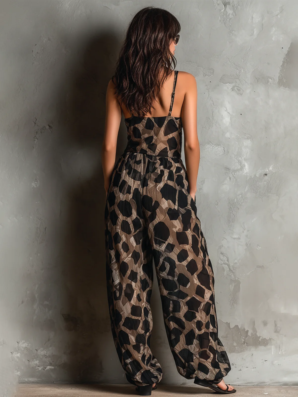 Mono Negro Corte Holgado con escote halter, gasa, pierna ancha y estampado - Negro