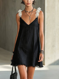 Minivestido Negro con escote en V y floral - Negro