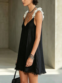 Minivestido Negro con escote en V y floral - Negro