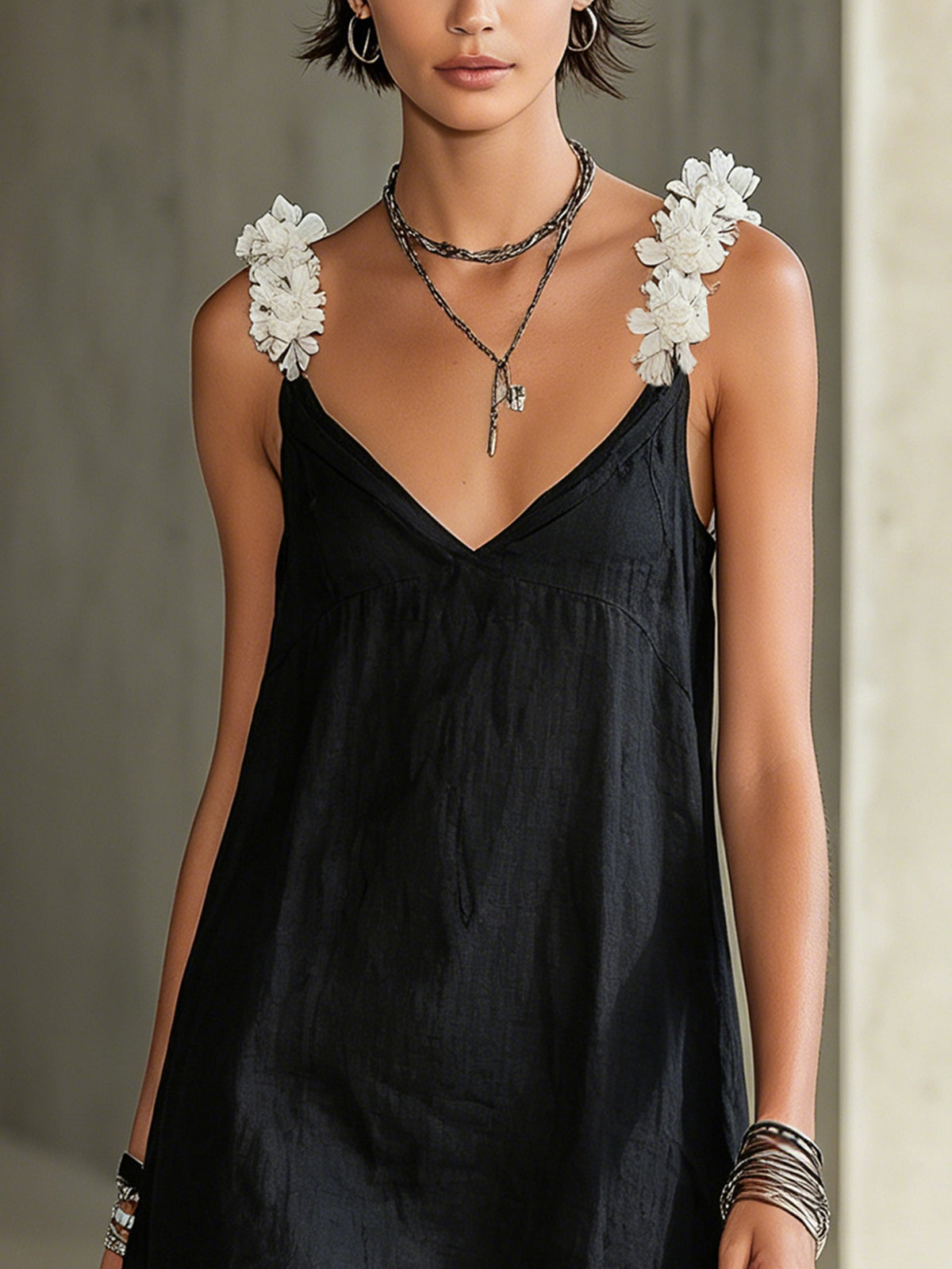 Minivestido Negro con escote en V y floral - Negro