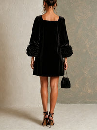 Minivestido Negro con terciopelo, botones delanteros, puños y floral - Negro