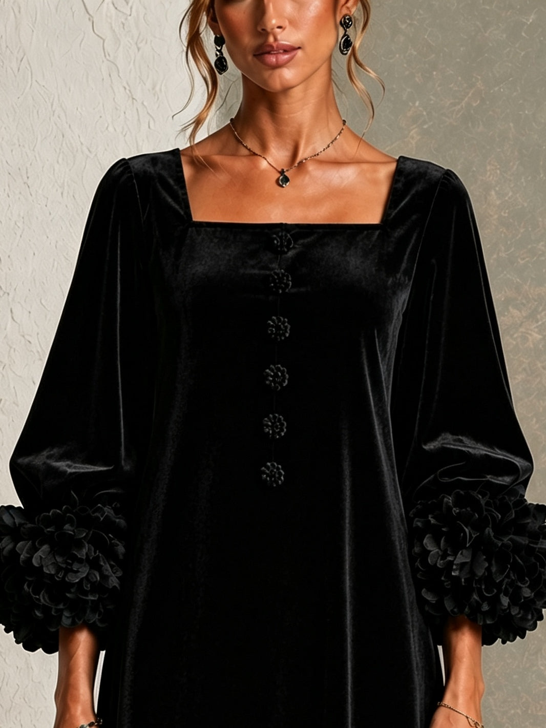 Minivestido Negro con terciopelo, botones delanteros, puños y floral - Negro