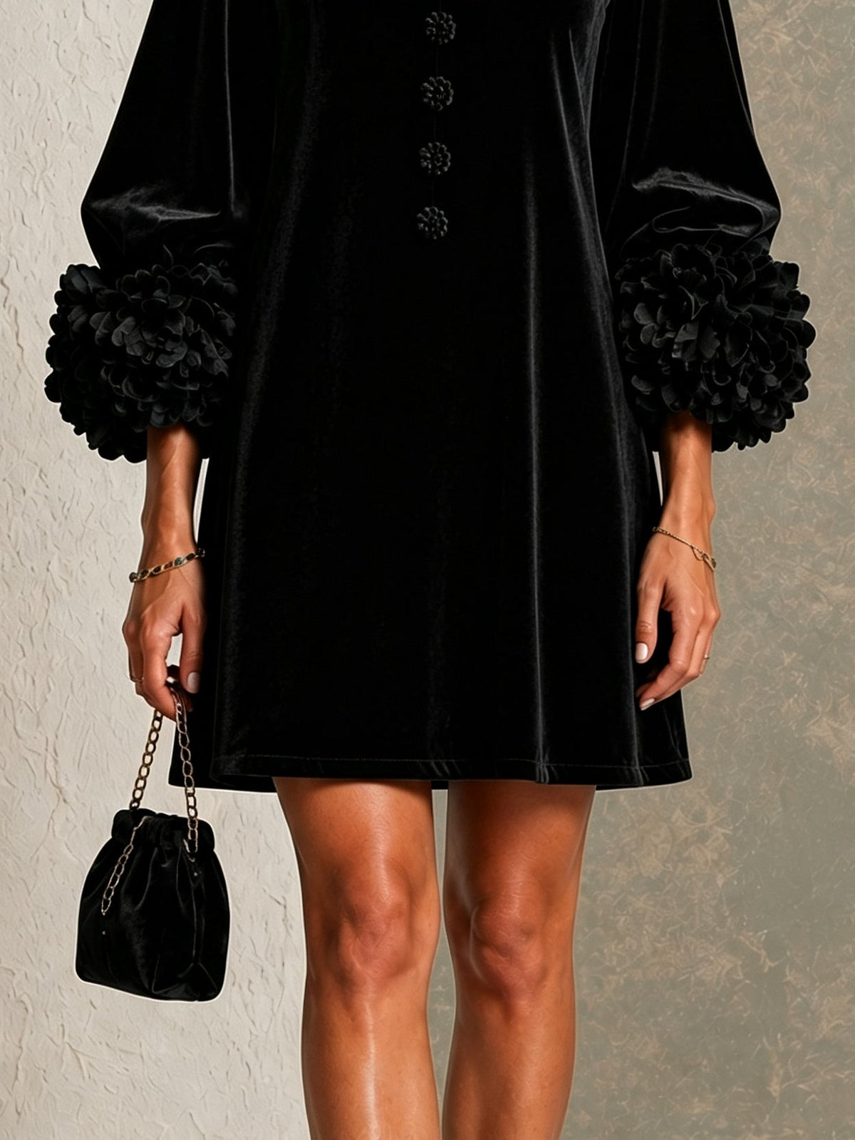 Minivestido Negro con terciopelo, botones delanteros, puños y floral - Negro