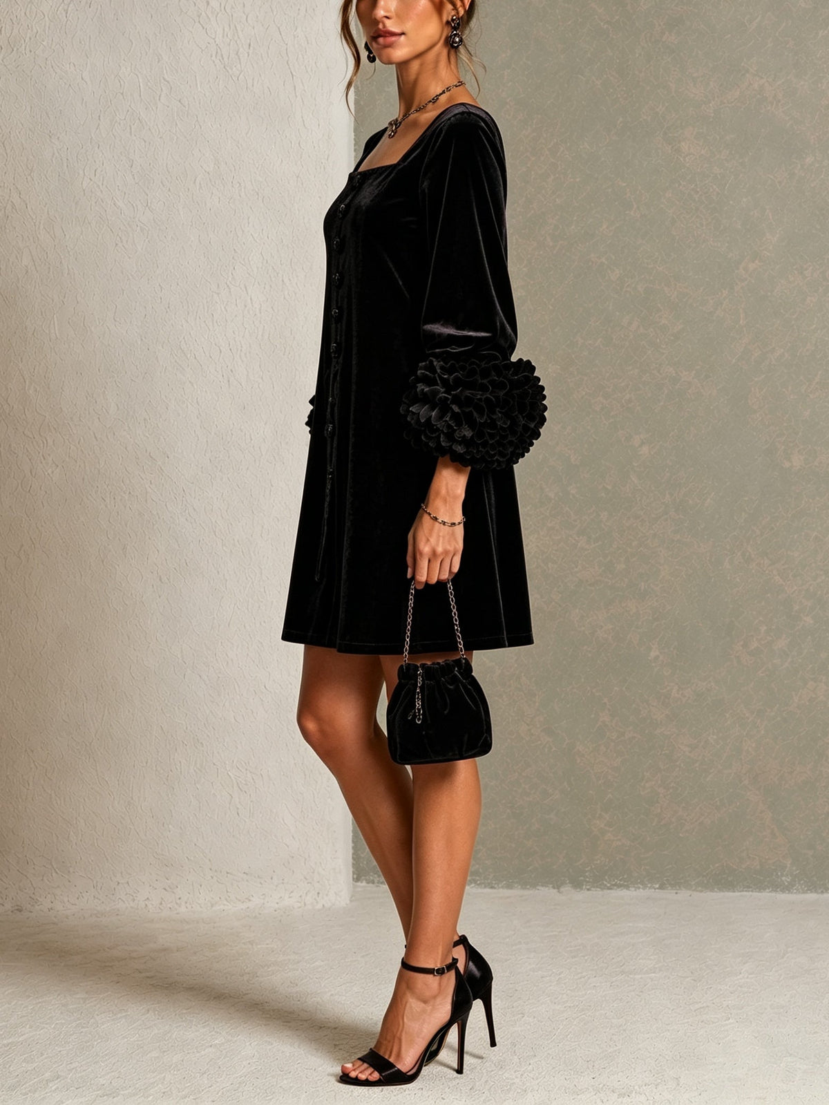Minivestido Negro con terciopelo, botones delanteros, puños y floral - Negro