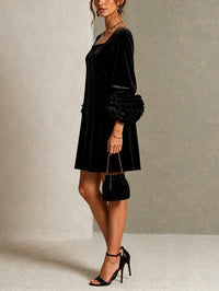 Minivestido Negro con terciopelo, botones delanteros, puños y floral - Negro