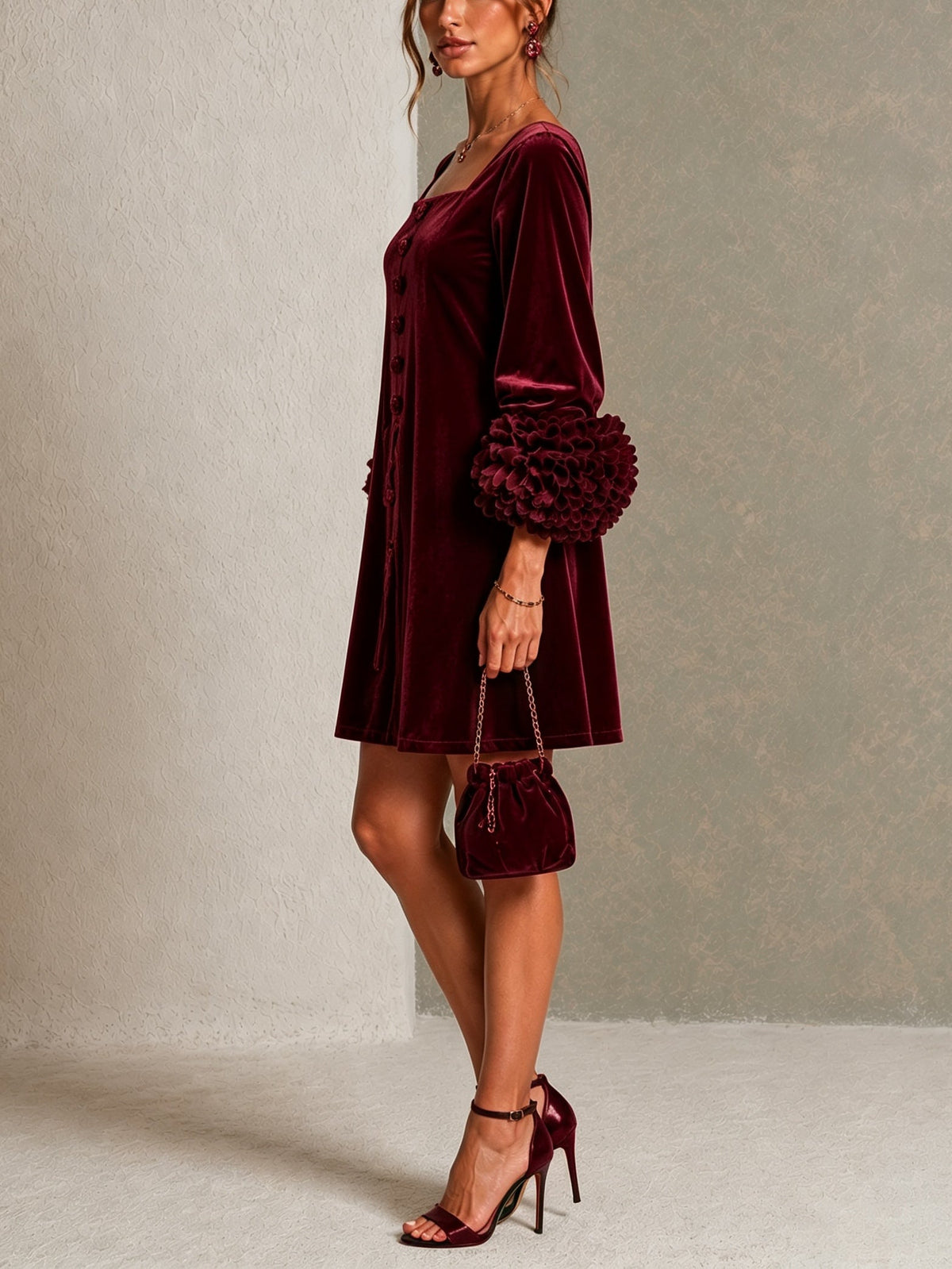 Minivestido Burdeos con terciopelo, botones delanteros, puños y floral - Burdeos