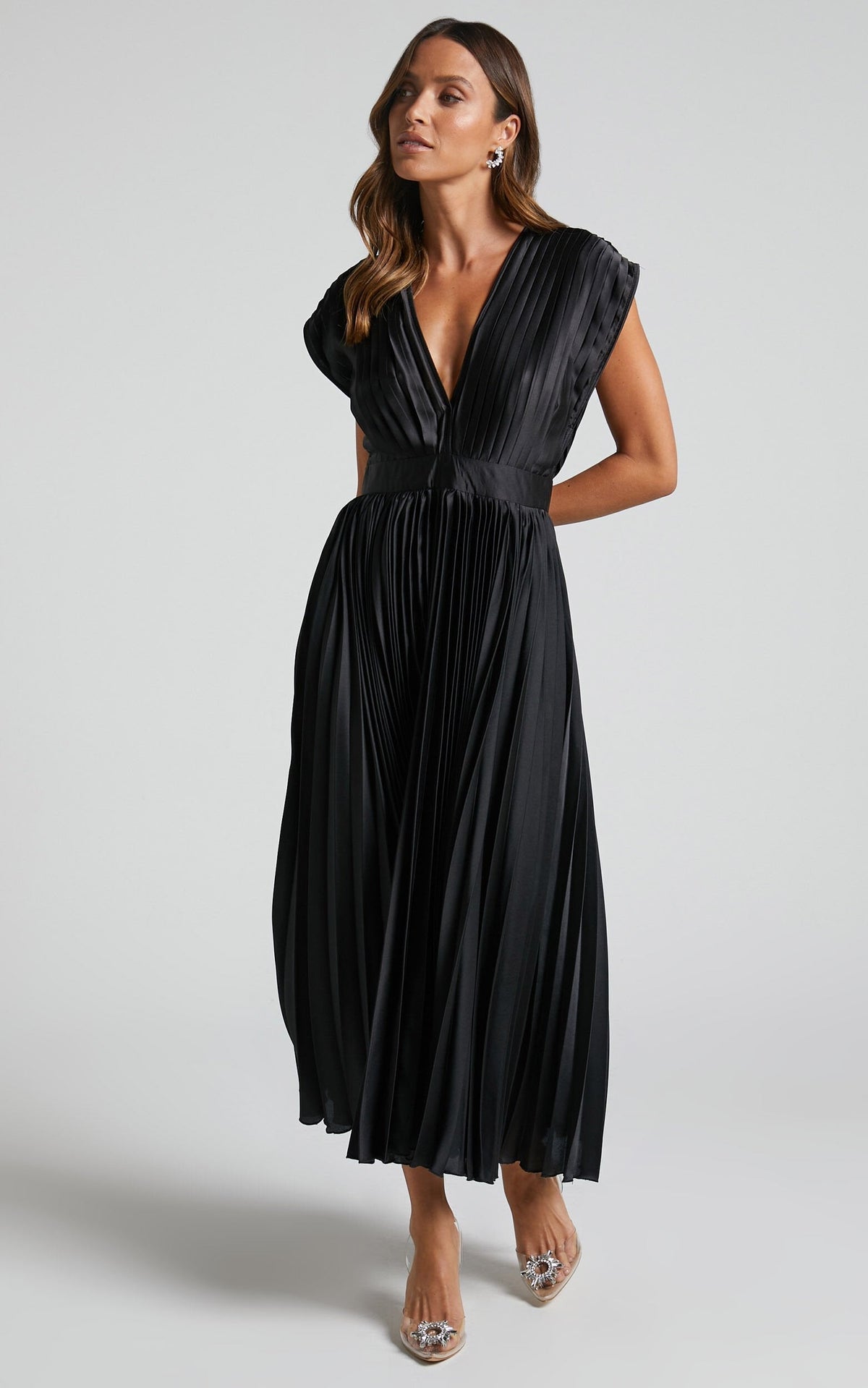 Vestido Midi Elegante con satén, plisado, escote en V y caída fluida - Negro