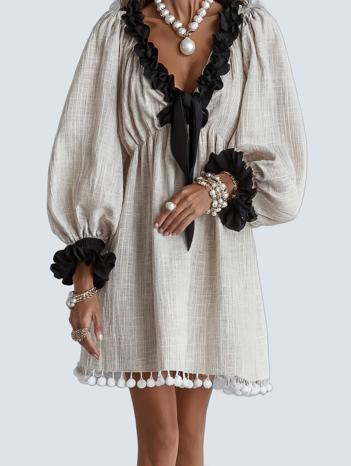 Vestido Mini Beige Volantes Pompon - fondo gris
